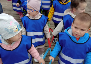 Dzieci zwiedzają zoo w Borysewie